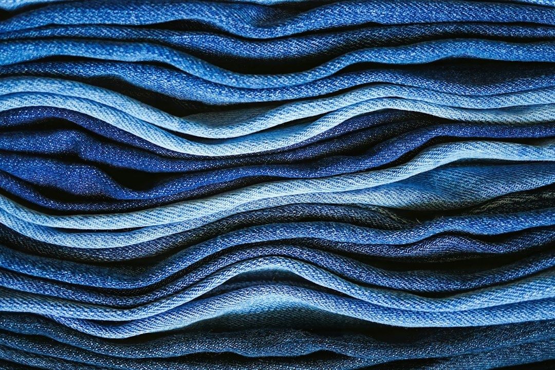 Närbild av flera lager blå denimtyg med varierande struktur